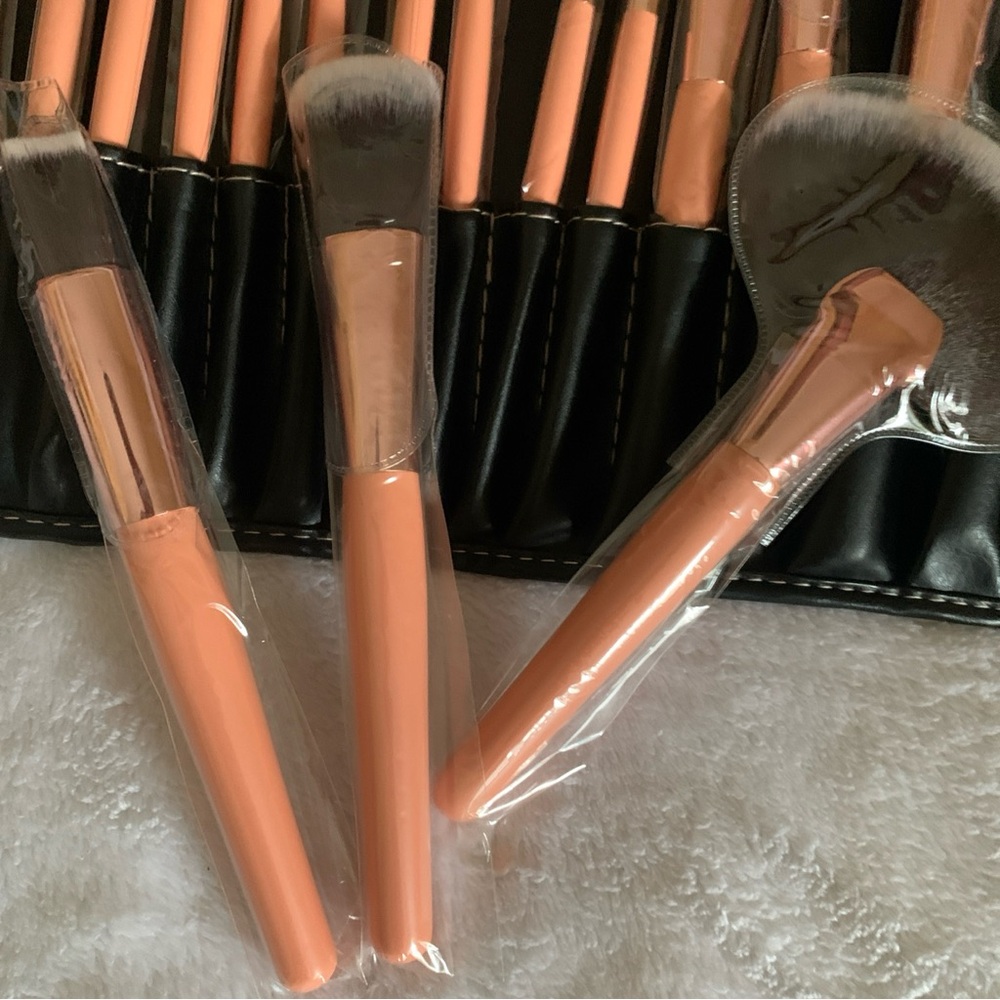 Beauty Creations Makeup Brushes Kit 24 PC - Luxe - With case